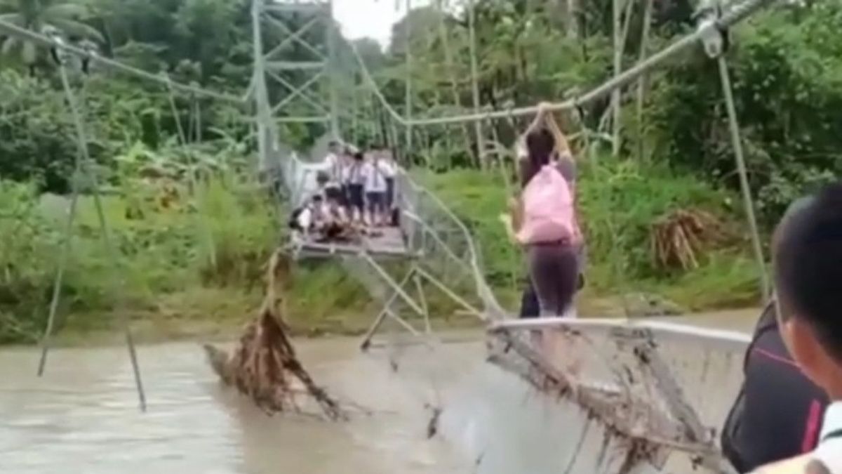 Goyangi Jembatan Di Medan Roboh Akibat Ulah Anak Sekolah