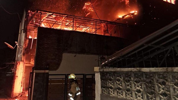 Rumah Mewah Di Jaksel Terbakar Kerugian di Taksir Hingah 300jt