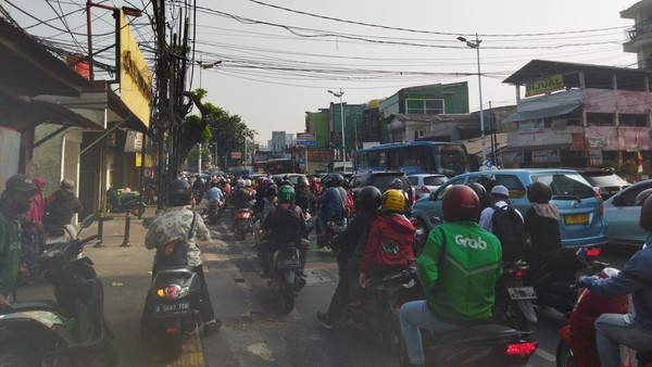 Hati Hati Kemacetan Ada Pembagunan JPO di Jalan Dewi Sartika